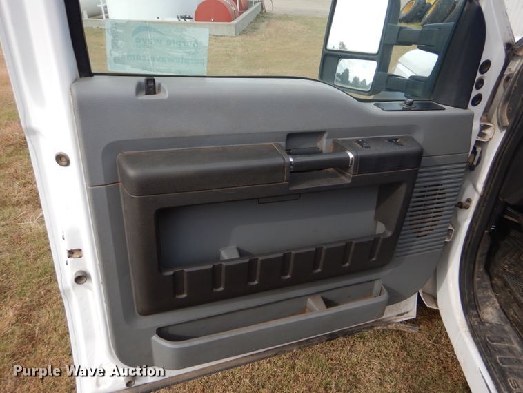 image for item DD4516 2011 Ford F550 Super Duty service truck with crane