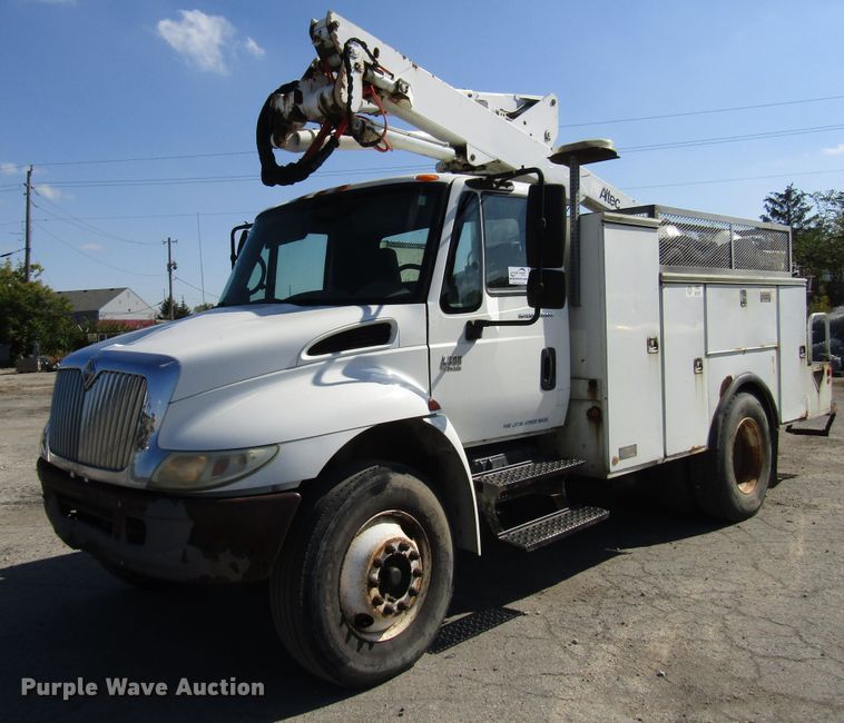 image for item DG6506 2003 International 4300 bucket truck