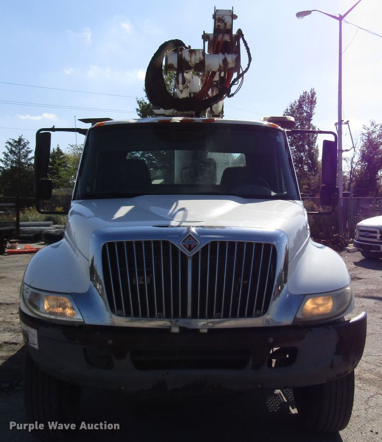 image for item DG6506 2003 International 4300 bucket truck