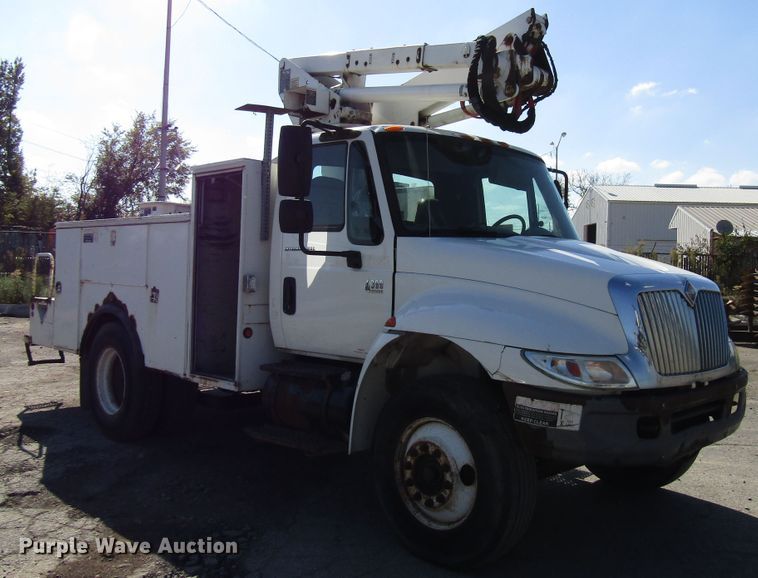 image for item DG6506 2003 International 4300 bucket truck