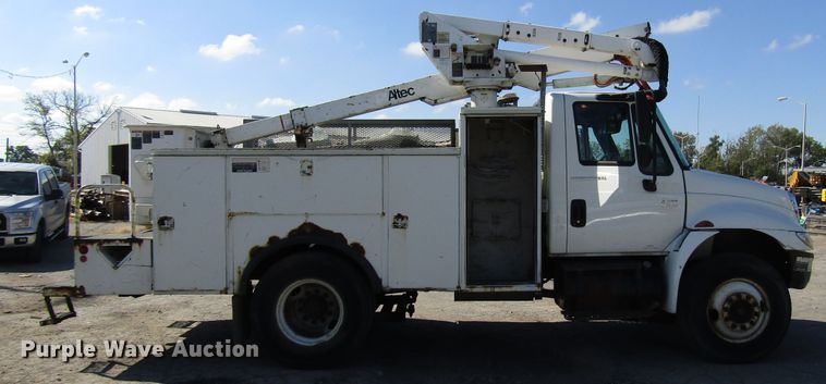 image for item DG6506 2003 International 4300 bucket truck