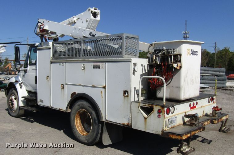 image for item DG6506 2003 International 4300 bucket truck