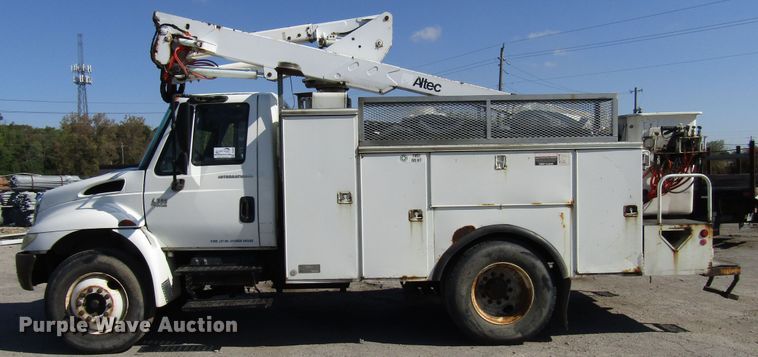 image for item DG6506 2003 International 4300 bucket truck