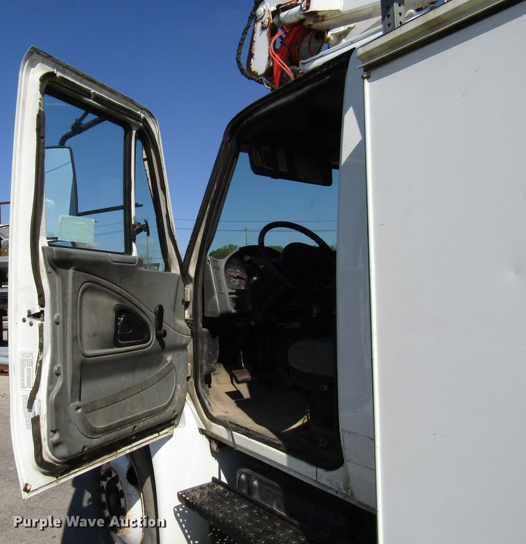 image for item DG6506 2003 International 4300 bucket truck