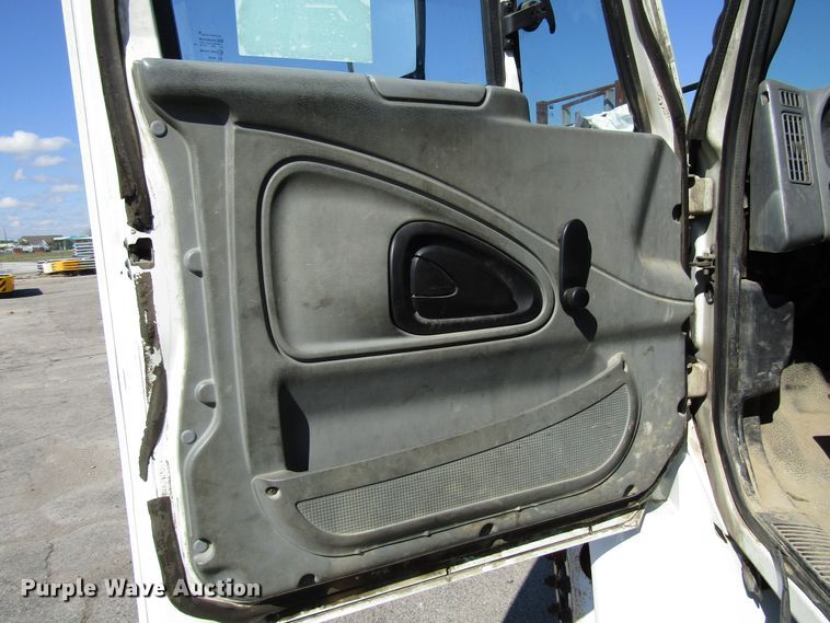 image for item DG6506 2003 International 4300 bucket truck
