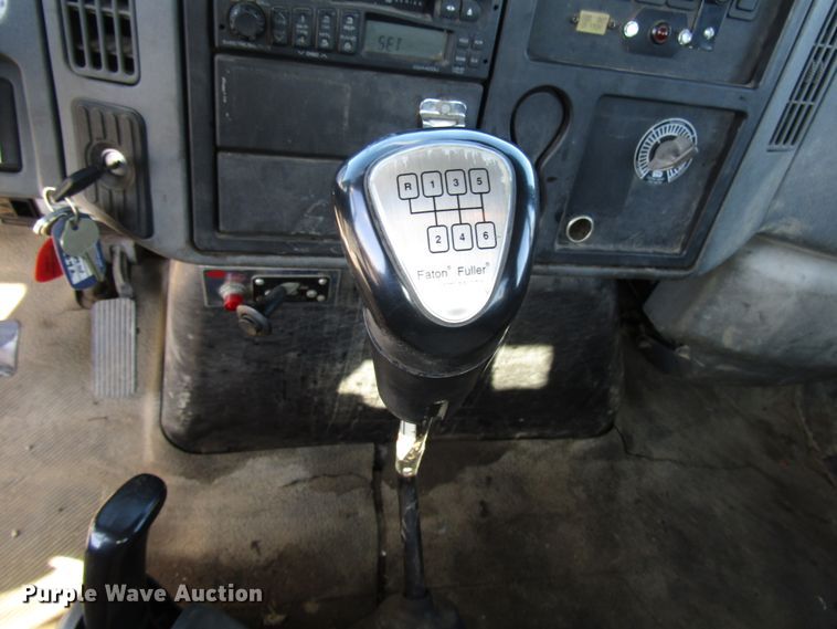 image for item DG6506 2003 International 4300 bucket truck