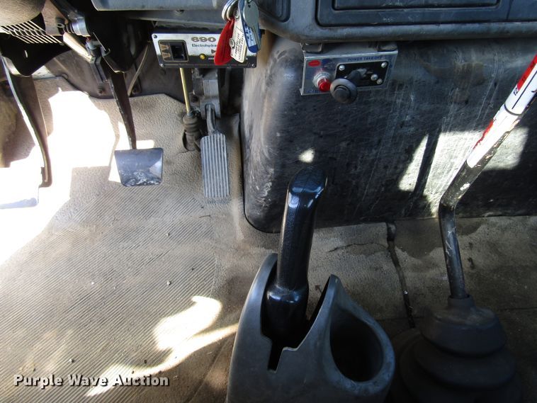 image for item DG6506 2003 International 4300 bucket truck