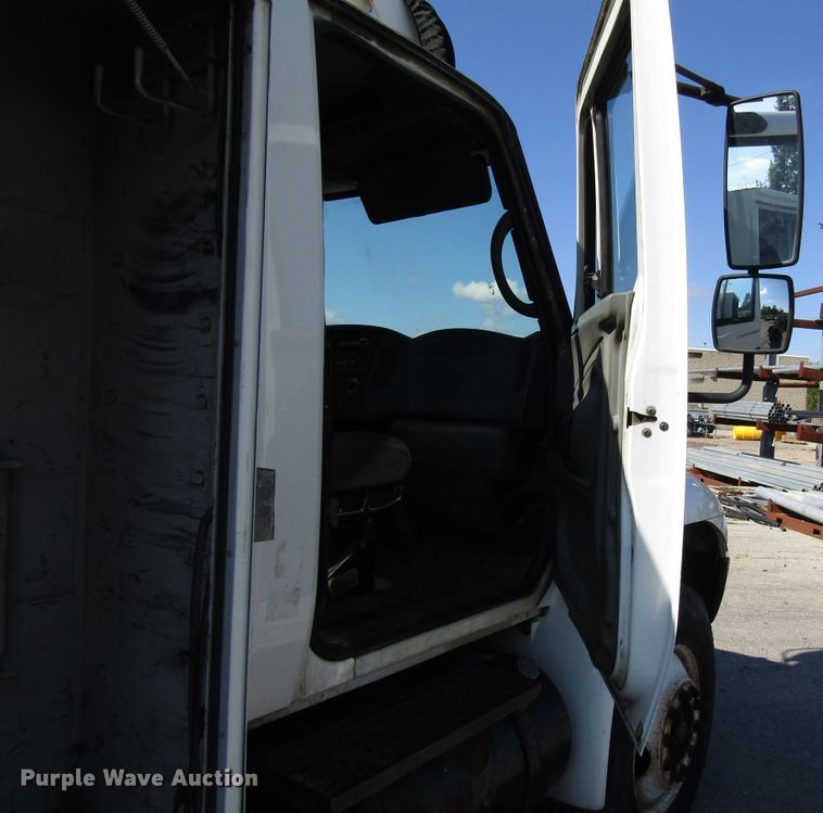 image for item DG6506 2003 International 4300 bucket truck