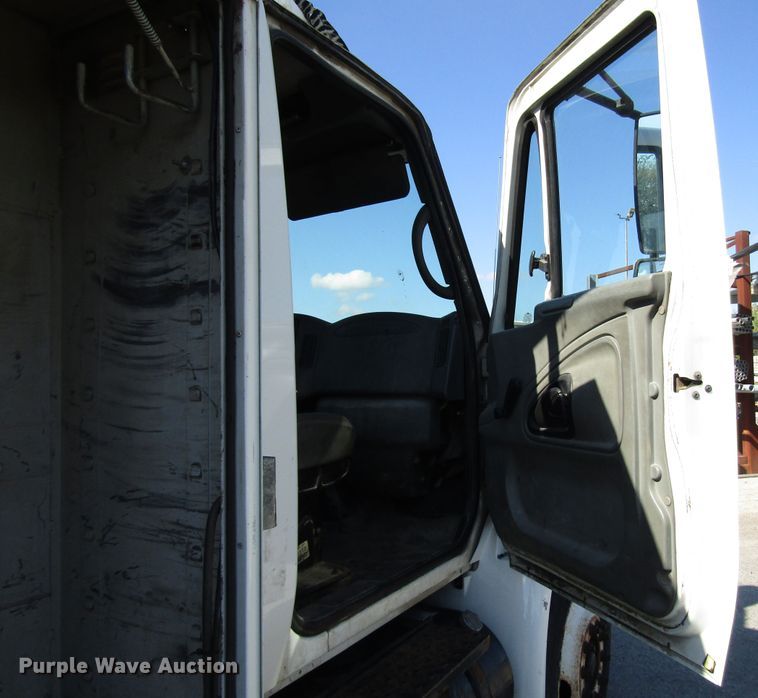 image for item DG6506 2003 International 4300 bucket truck