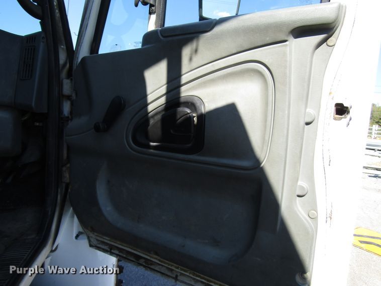 image for item DG6506 2003 International 4300 bucket truck