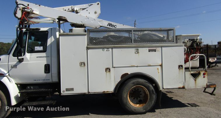 image for item DG6506 2003 International 4300 bucket truck