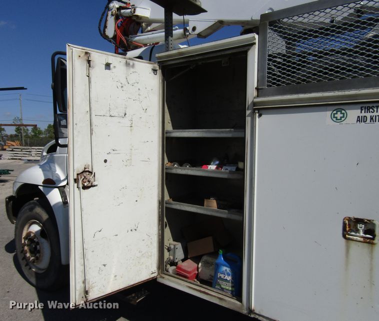 image for item DG6506 2003 International 4300 bucket truck