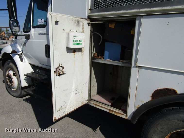 image for item DG6506 2003 International 4300 bucket truck