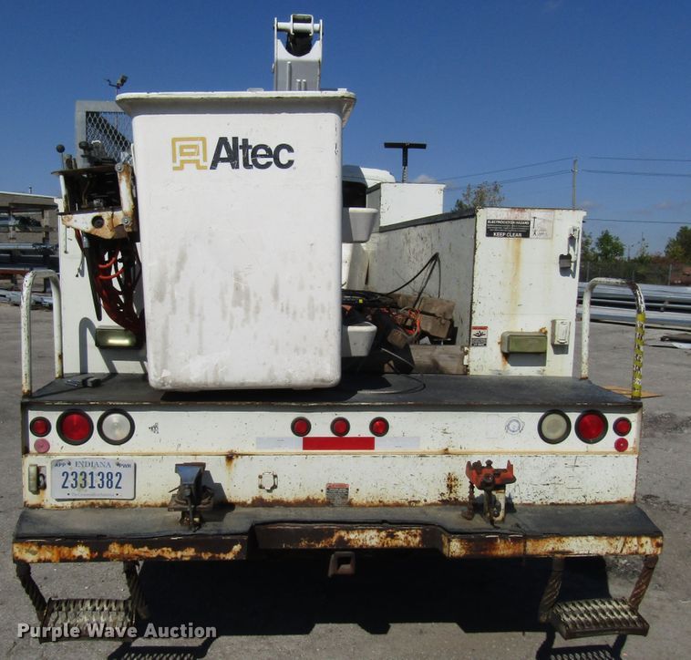 image for item DG6506 2003 International 4300 bucket truck