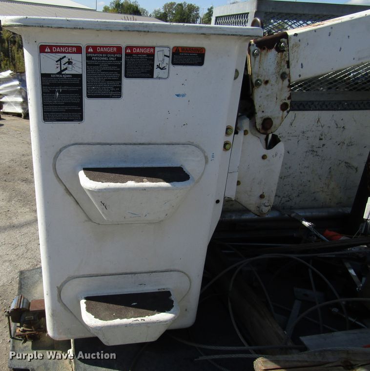 image for item DG6506 2003 International 4300 bucket truck