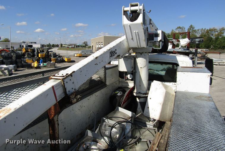 image for item DG6506 2003 International 4300 bucket truck