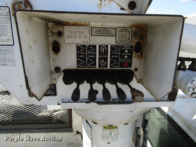 image for item DG6506 2003 International 4300 bucket truck