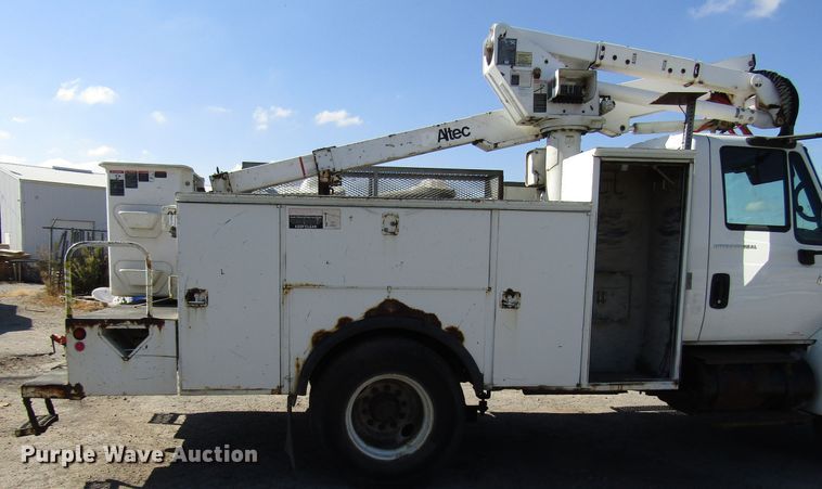 image for item DG6506 2003 International 4300 bucket truck
