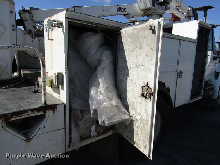 image for item DG6506 2003 International 4300 bucket truck