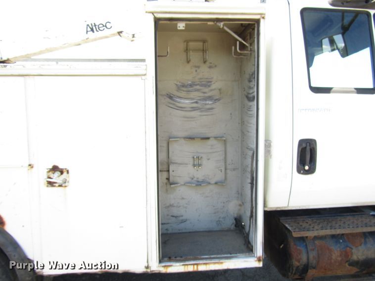 image for item DG6506 2003 International 4300 bucket truck