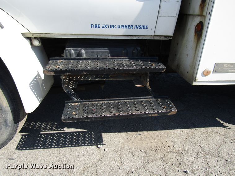 image for item DG6506 2003 International 4300 bucket truck