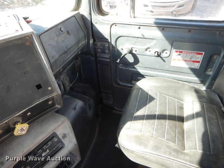 image for item DI1776 2000 Mack DM690S ready mix truck