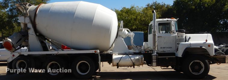 image for item DI1777 2001 Mack DM690S ready mix truck