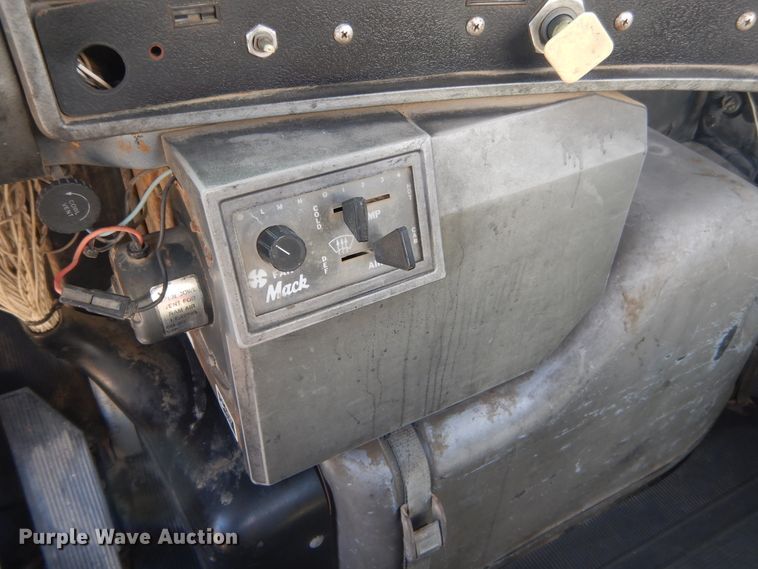 image for item DI1777 2001 Mack DM690S ready mix truck