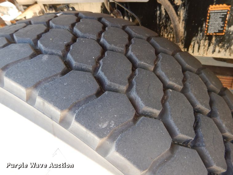 image for item DI1777 2001 Mack DM690S ready mix truck