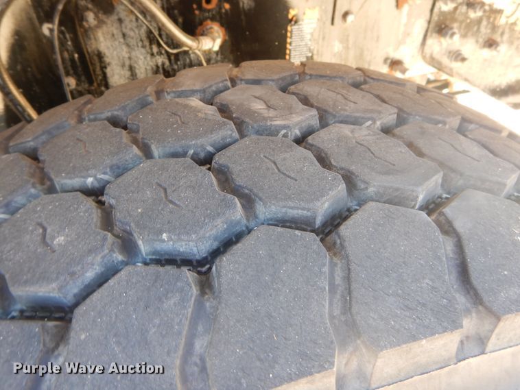 image for item DI1777 2001 Mack DM690S ready mix truck