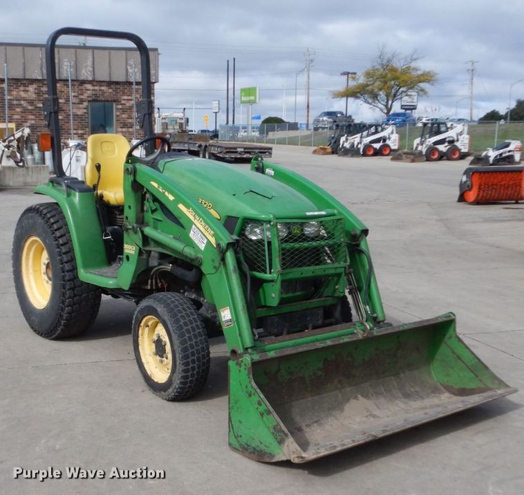 image for item EC9026 2006 John Deere 3320 tractor