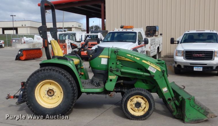 image for item EC9026 2006 John Deere 3320 tractor