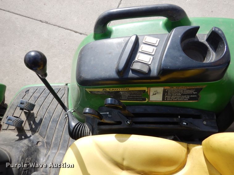 image for item EC9026 2006 John Deere 3320 tractor