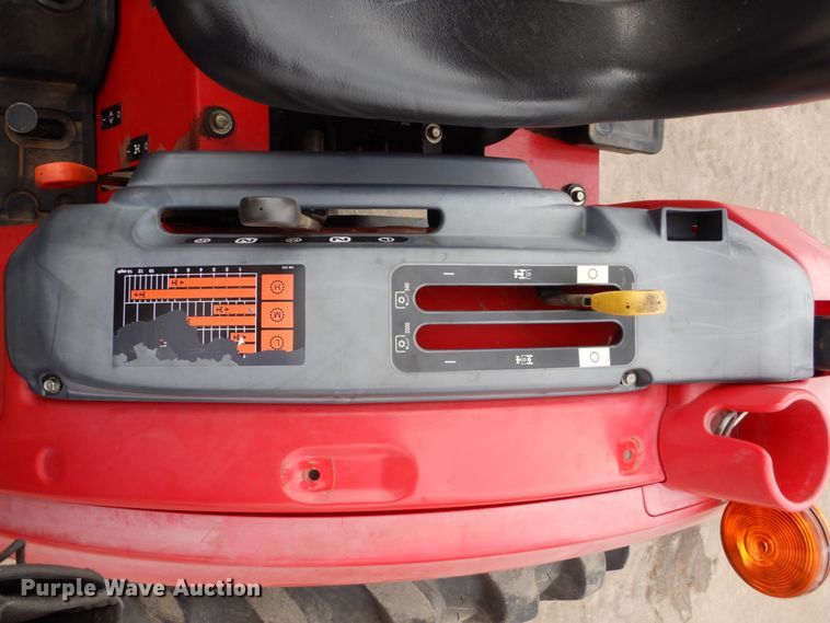 image for item EC9028 2014 Mahindra 1533 HST MFWD tractor
