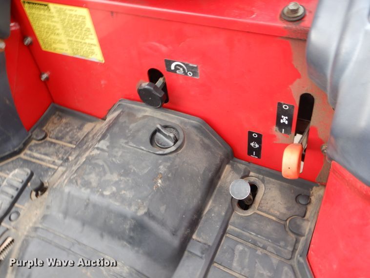 image for item EC9028 2014 Mahindra 1533 HST MFWD tractor