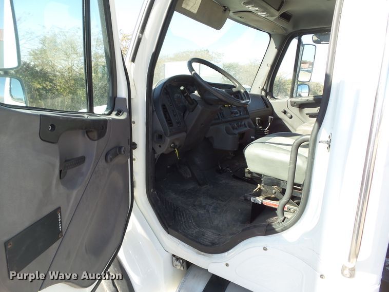 image for item EM9230 2007 Freightliner Business Class M2 roll-off container truck