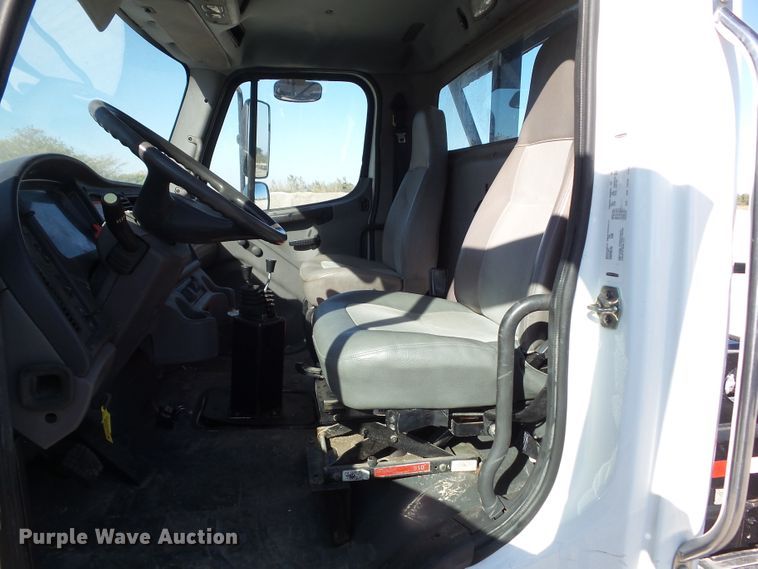 image for item EM9230 2007 Freightliner Business Class M2 roll-off container truck