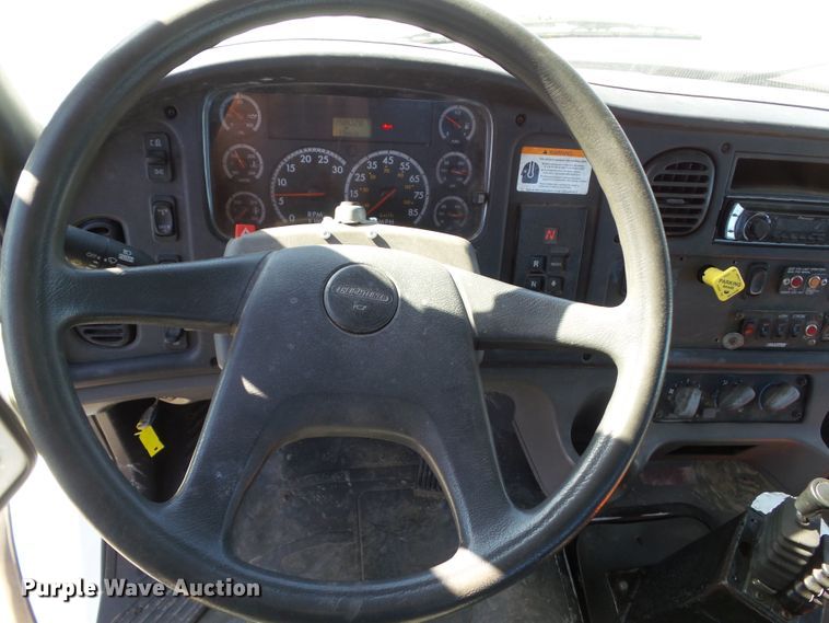 image for item EM9230 2007 Freightliner Business Class M2 roll-off container truck