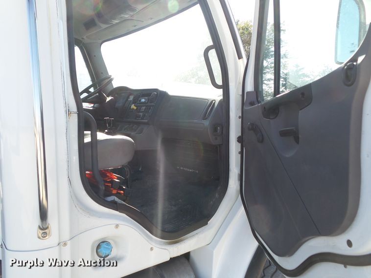 image for item EM9230 2007 Freightliner Business Class M2 roll-off container truck