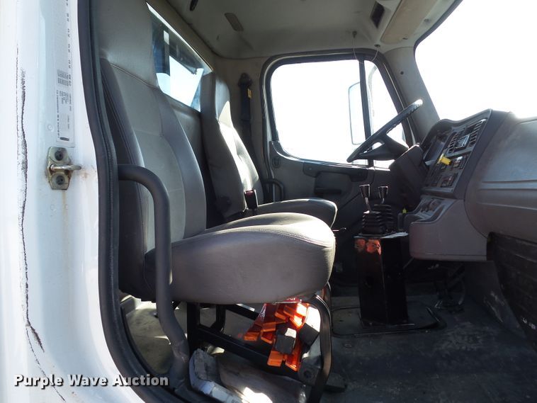 image for item EM9230 2007 Freightliner Business Class M2 roll-off container truck