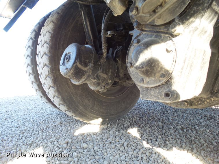 image for item EM9230 2007 Freightliner Business Class M2 roll-off container truck