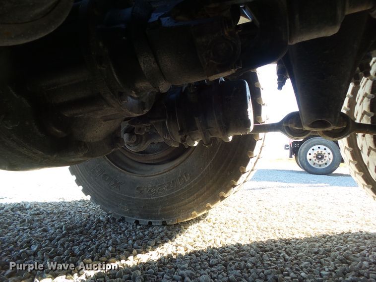 image for item EM9230 2007 Freightliner Business Class M2 roll-off container truck