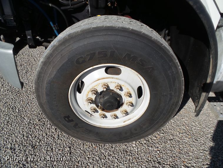 image for item EM9230 2007 Freightliner Business Class M2 roll-off container truck