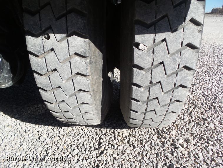 image for item EM9230 2007 Freightliner Business Class M2 roll-off container truck