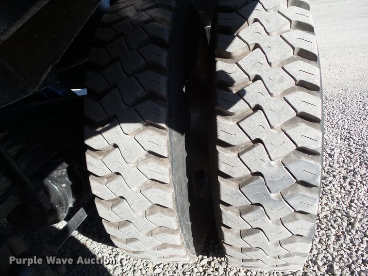 image for item EM9230 2007 Freightliner Business Class M2 roll-off container truck