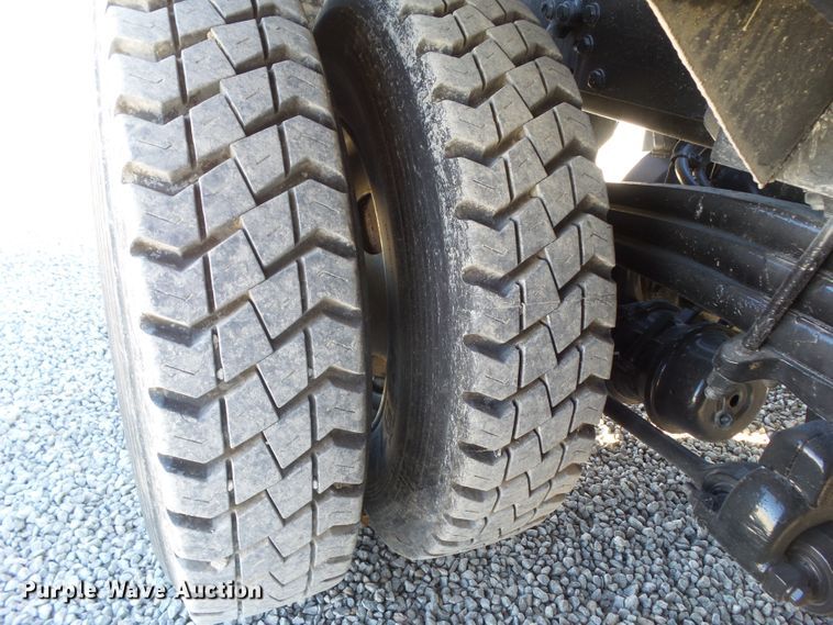 image for item EM9230 2007 Freightliner Business Class M2 roll-off container truck