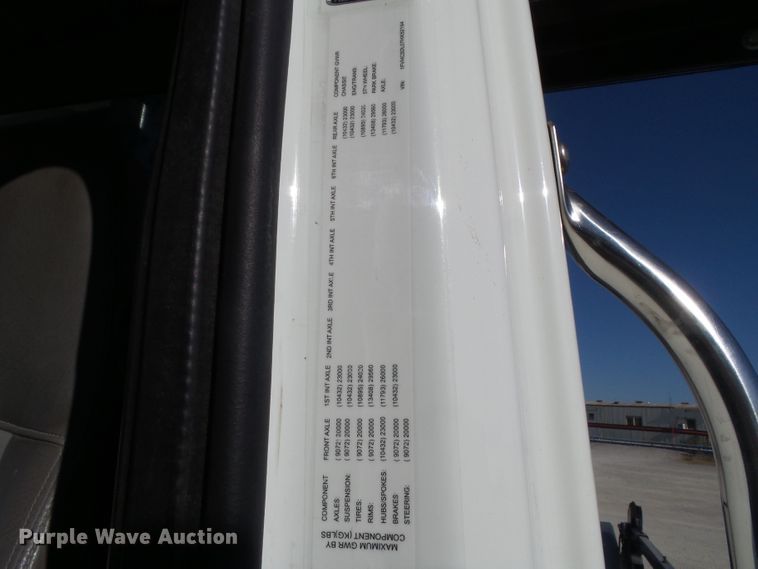 image for item EM9230 2007 Freightliner Business Class M2 roll-off container truck