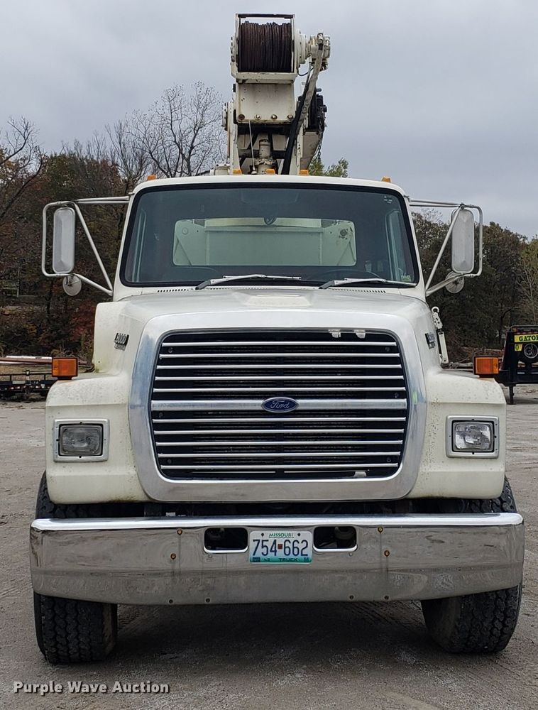 image for item ET9935 1990 Ford L8000 crane truck