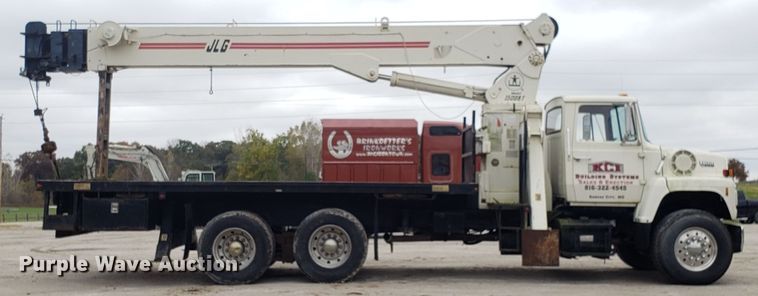 image for item ET9935 1990 Ford L8000 crane truck