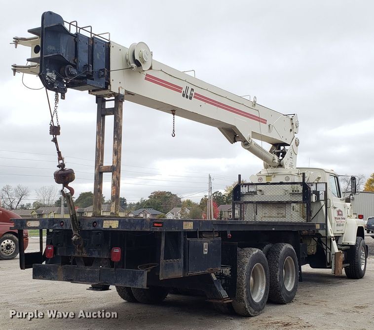 image for item ET9935 1990 Ford L8000 crane truck